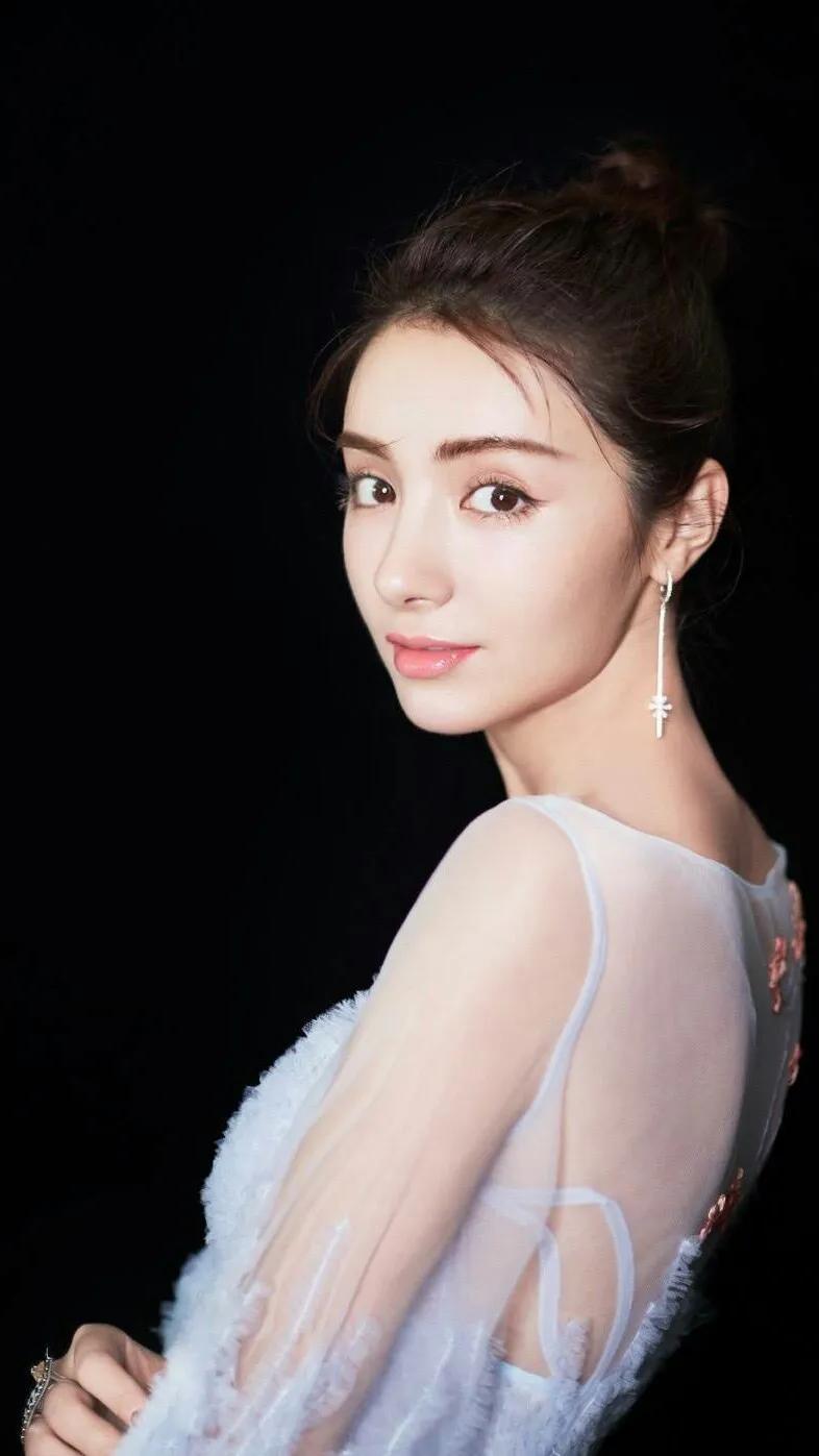 夕阳下的孤独守望，新疆草原上的演员与天山山脉